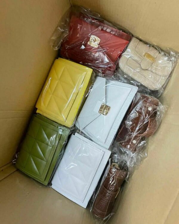 WOMEN’S BAGS & PURSES – PALLET LOT