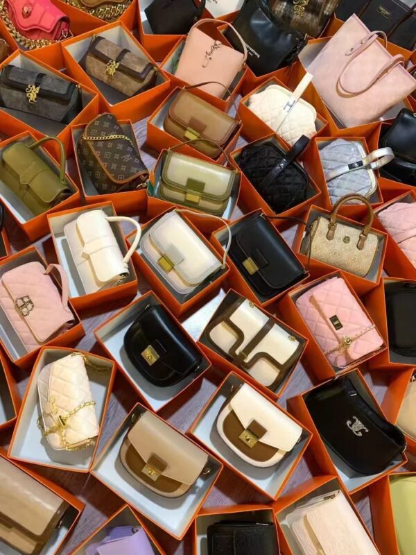 WOMEN’S BAGS & PURSES – PALLET LOT